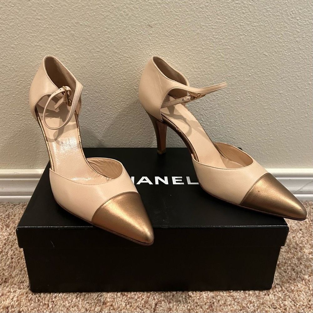 Chanel size 38 Heels Tan/Gold with Box